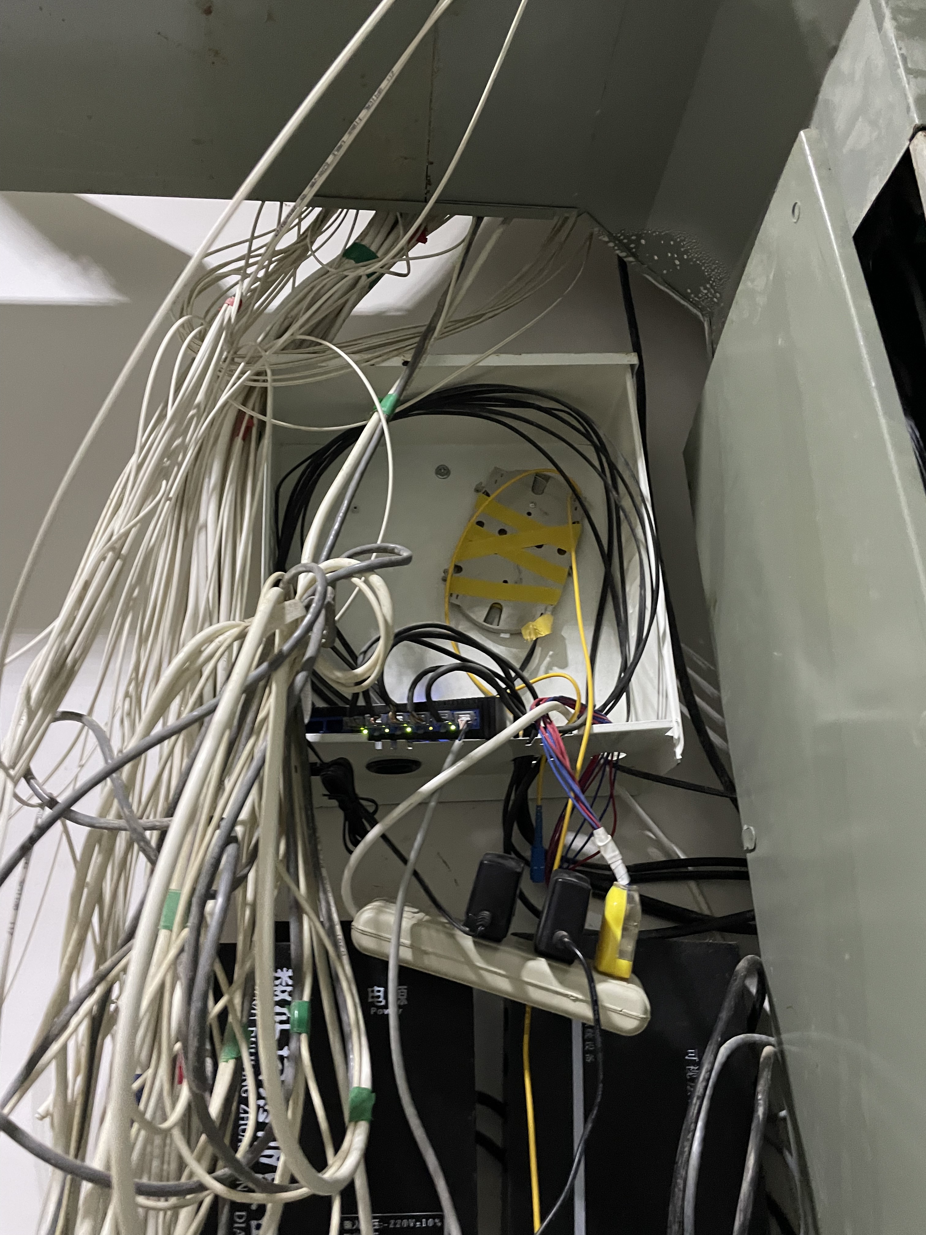 机柜内线路与网络设备检查示例