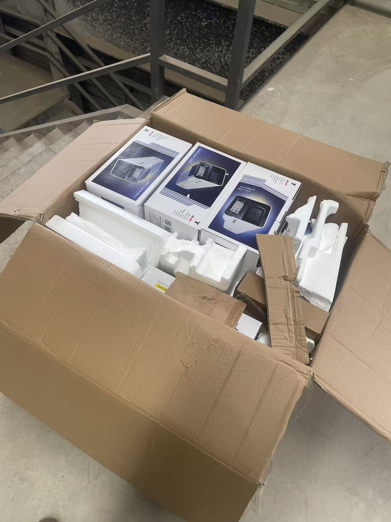 昆明杨林德斯杰门业大型生产厂房视频监控系统工程现场实拍