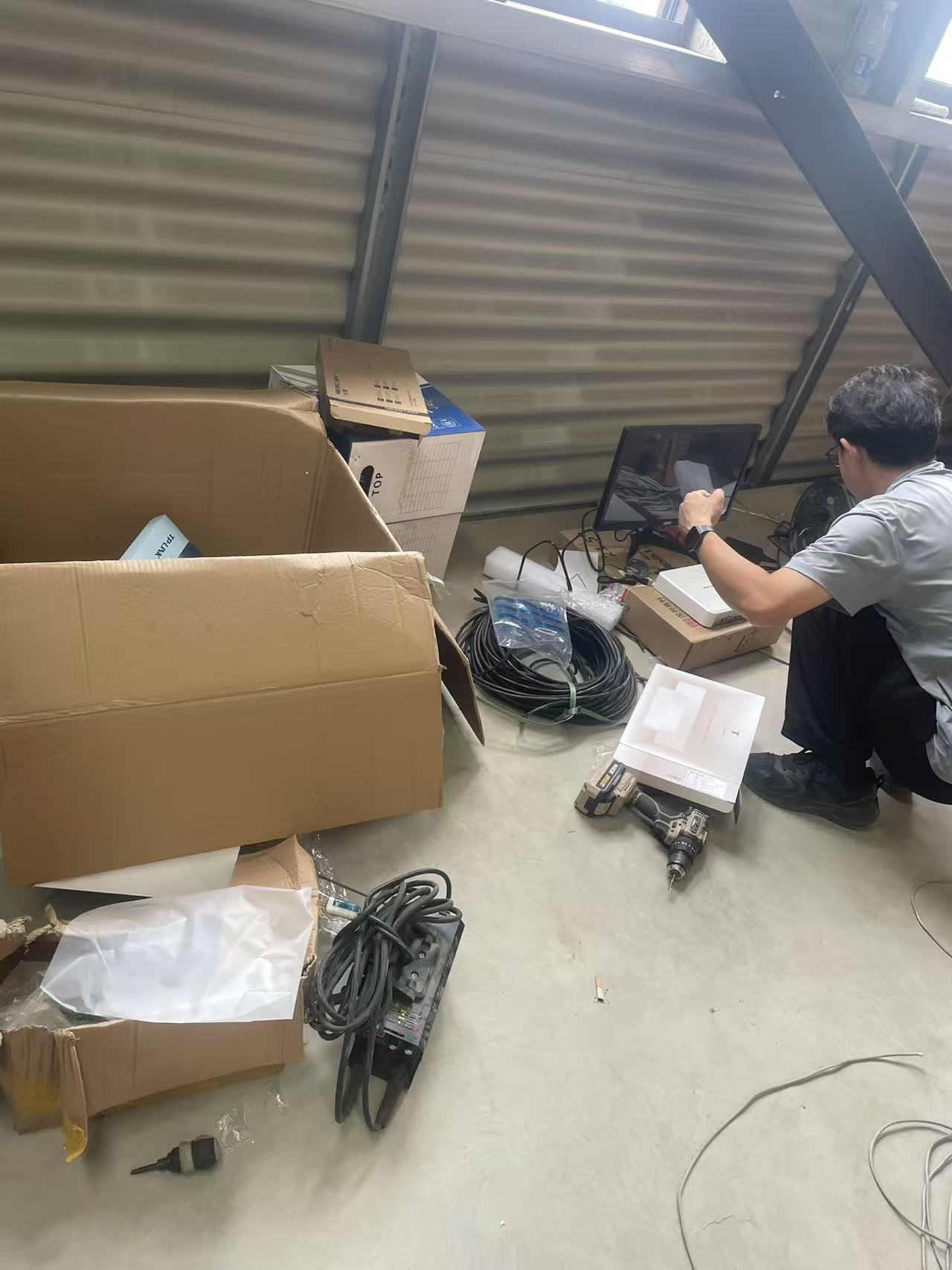 昆明杨林德斯杰门业大型生产厂房视频监控系统工程现场实拍